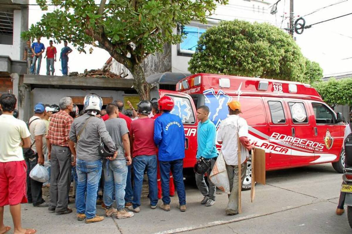 Decenas de personas obstaculizaron el paso por la calle 51 con carrera 15, para ver como los Bomberos auxiliaban a los heridos. (Foto: Édgar Pernett/ VANGUARDIA LIBERAL )