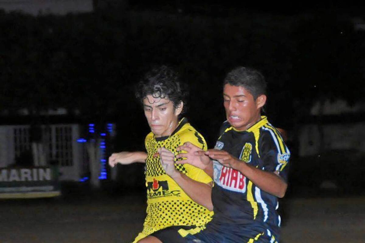 En uno de los partidos más emocionantes de todo el Hexagonal de Fútbol Nuevos Talentos, Barrancabermeja F.C. derrotó 1 – 0 a Topping, y ayer al cierre de esta edición disputaba un cupo a la final contra Oro Negro. (Foto: Ricardo Pérez/VANGUARDIA LIBERAL)