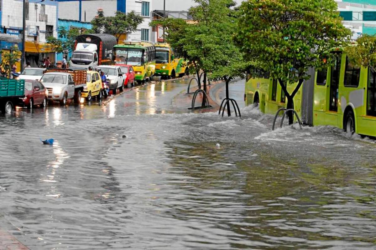 Como si se tratara de los peligrosos arroyos que se ven en ciudades como Barranquilla, la Diagonal 15 con Avenida La Rosita se inundó por completo. Esta situación generó un tremendo trancón sobre esta vía, considerada como la ‘espina dorsal’ de la meseta. A la par con los daños en las redes públicas, al sistema de semáforos también ‘se le fueron las luces’. (Foto: Nelson Díaz / VANGUARDIA LIBERAL)