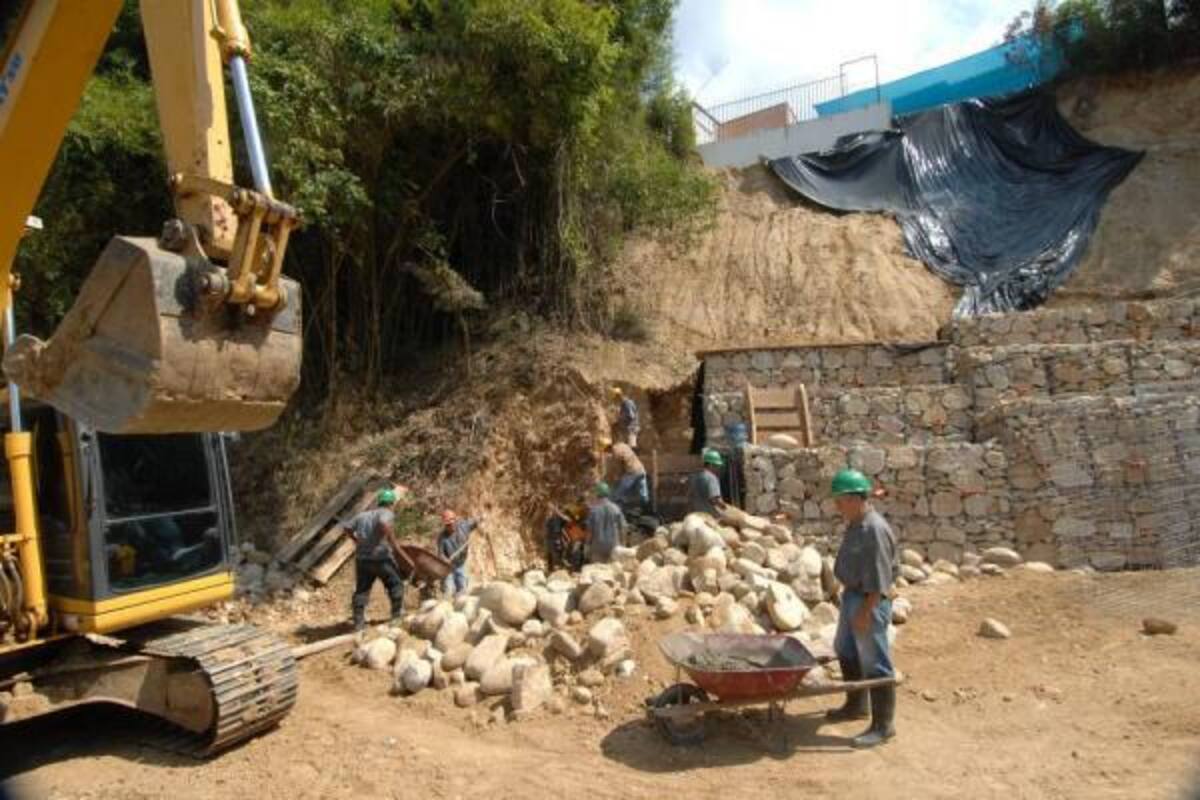 Los taludes de la vía de acceso al barrio Pan de Azúcar son intervenidos por parte de la Corporación Autónoma Regional para la Defensa de la Meseta de Bucaramanga, Cdmb, tras los estragos que ocasionó allí el invierno.(Foto: Foto: Javier Gutiérrez / VANGUARDIA LIBERAL)