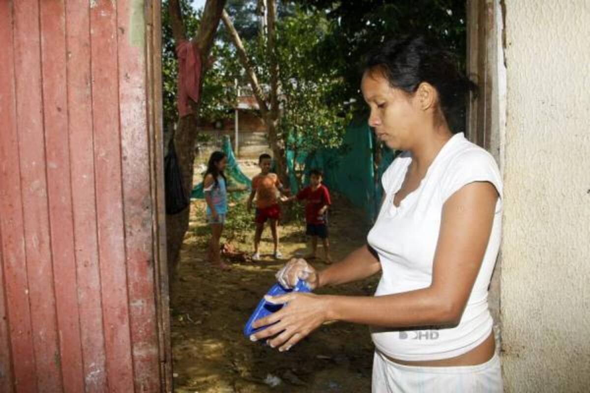Norcy Leonor Rivero insiste en vivir con su familia en los márgenes del Río de Oro, pese a que la tragedia 'se asoma'.(Foto: Foto: César Flórez / VANGUARDIA LIBERAL)