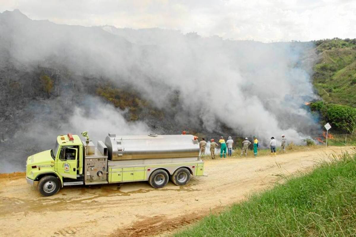 Incendio forestal arrasó con 20 hectáreas en El Carrasco (Foto: César Flórez/VANGUARDIA LIBERAL)