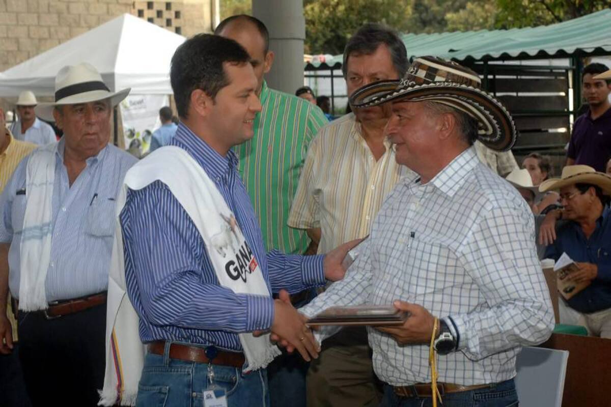 Sergio Velásquez Bastidas, gerente de Cenfer, condecoró a nuestro periodista Marco Antonio Rodríguez, coordinador la Sección Económica de Vanguardia Liberal, por su gran profesionalismo en el cubrimiento de la información agropecuaria durante los últimos 20 años. (Foto: Foto: Jaime Del Río Quiroga /VANGUARDIA LIBERAL)