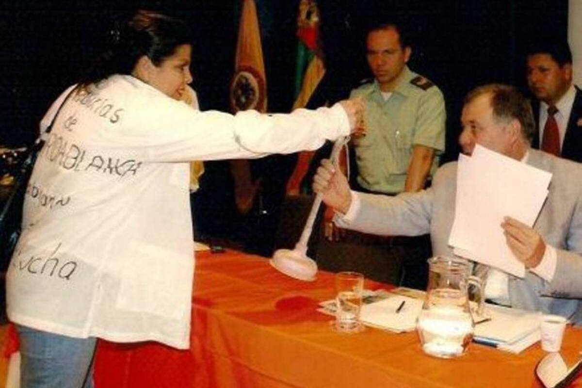 Laura Yanet Ardila Mejía le entrega una chupa al Procurador General de la Nación por todos los actos de corrupción denunciados en Floridablanca, desde la Administración de Jairo Ulloa Cadena. (Foto: Suministrada/VANGUARDIA LIBERAL)