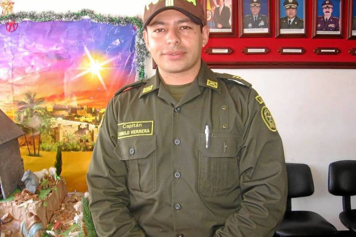 El Capitán Camilo Andrés Herrera, actual Comandante del Segundo Distrito de Policía Socorro entró a suceder al Mayor Sandro Rodolfo Garzón Castro, quien fue trasladado al Distrito Barbosa. (Foto: Nancy Milena Gómez/VANGUARDIA LIBERAL)