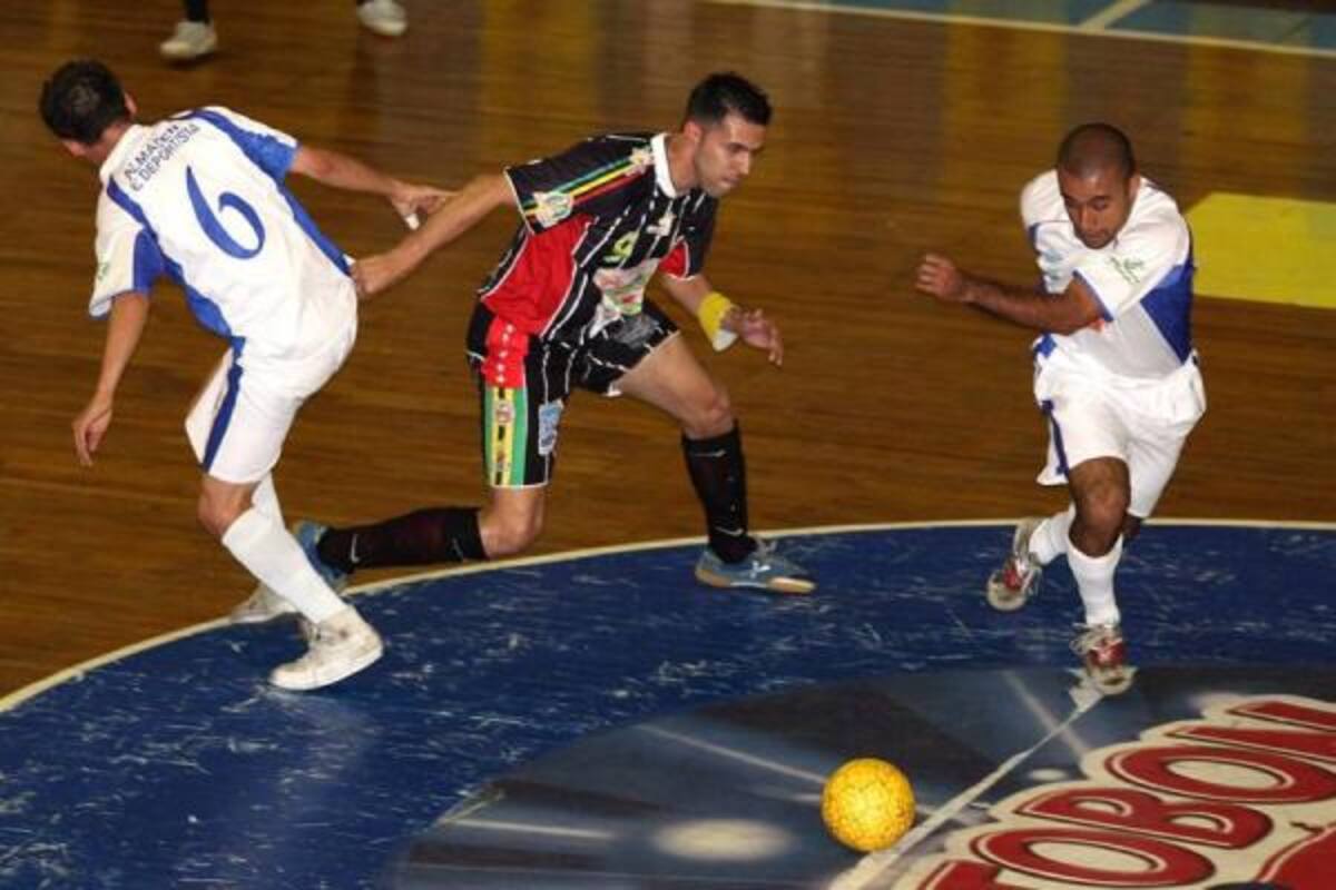 Independiente Santander venció anoche a Bello Independiente por 6 - 0 y se clasificó a la ronda semifinal de la Copa Postobón Profesional de Microfútbol, guiado magistralmente por John Pinilla.(Foto: Nelson Díaz / VANGAURDIA LIBERAL)