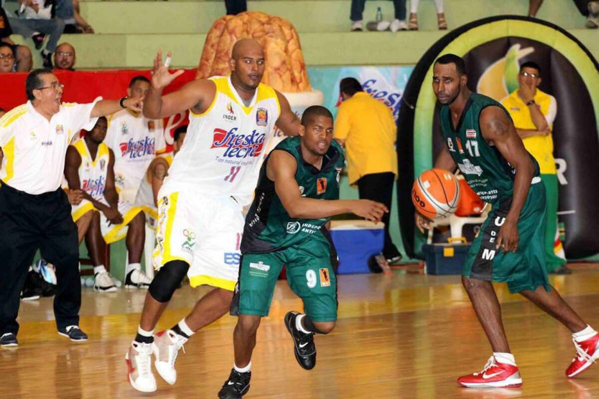 Búkaros – Freskaleche y Orgullo Paisa disputarán desde esta noche la final de la Copa Invitacional de Baloncesto. En la primera ronda estos quintetos se enfrentaron en el Vicente Díaz Romero y se registró una victoria para cada uno. (Foto: Archivo / VANGUARDIA LIBERAL )