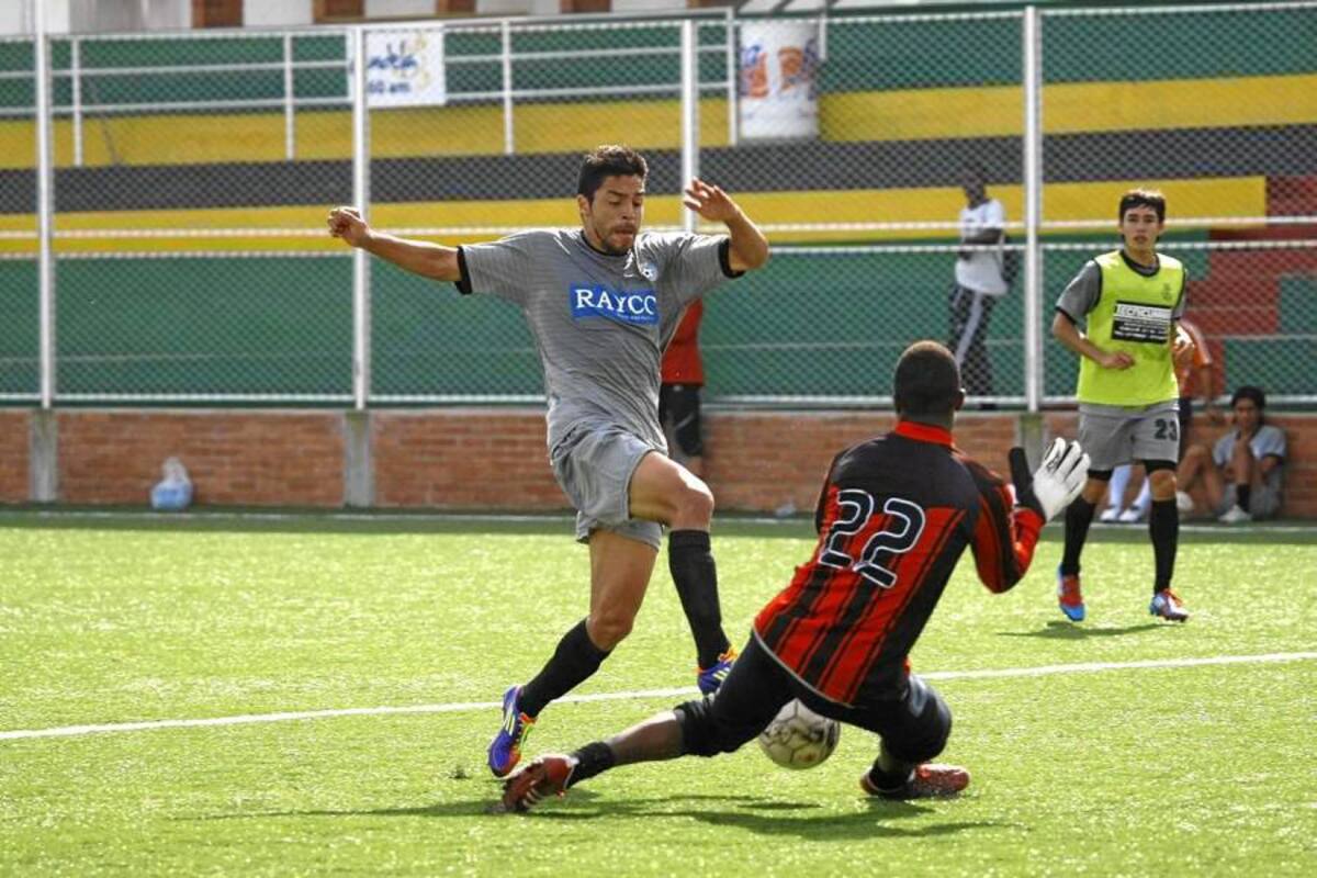 Los delanteros Ferney Ríos (foto) y Sergio Romero tendrán la responsabilidad de hacer los goles de Real Santander en el partido ante Universitario de Popayán, por tal razón, ayer realizaron trabajos de definición. (Foto: César Flórez / VANGUARDIA LIBERAL)