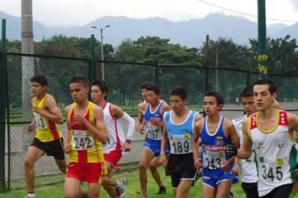 Nelson Blanco Pilonieta (# 345) defenderá los colores de Santander y de Colombia en el Campeonato Suramericano de Atletismo, que se disputará el próximo domingo en territorio paraguayo. (Foto: Suministrada / VANGUARDIA LIBERAL)