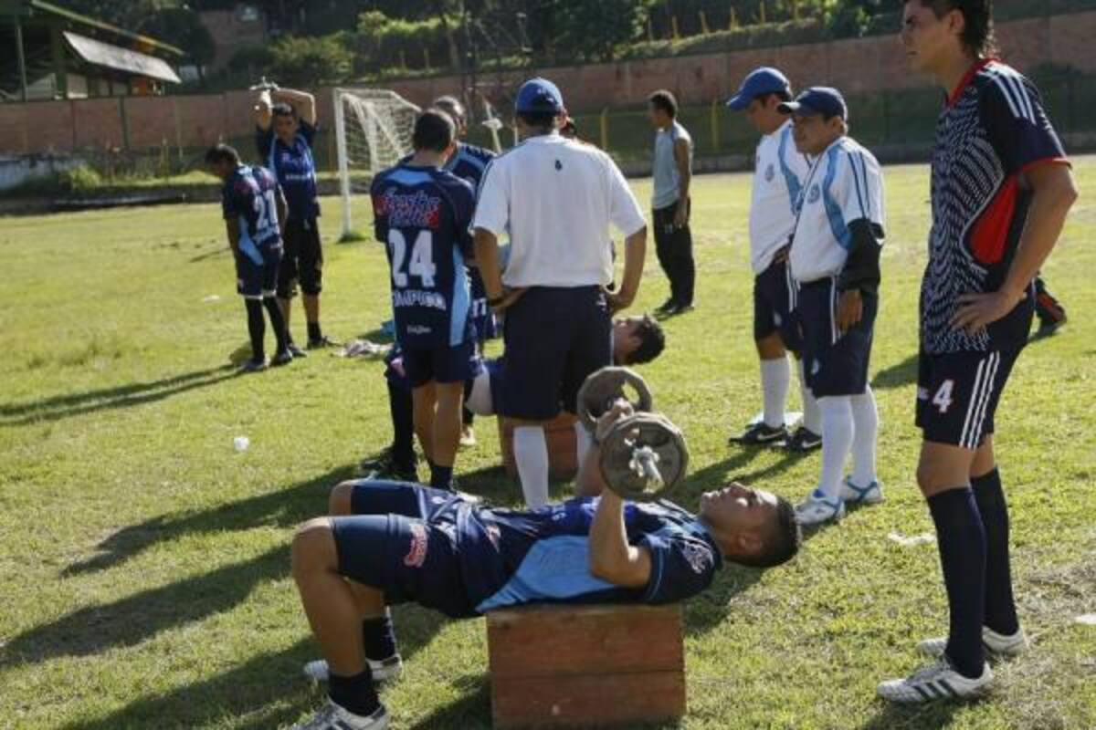 Con trabajo a doble jornada continúa la pretemporada de Real Santander, que hoy viajará a Charalá con el objetivo de tomar conciencia sobre las expectativas de la temporada que está a punto de comenzar. (Foto: César Flórez / VANGUARDIA LIBERAL)