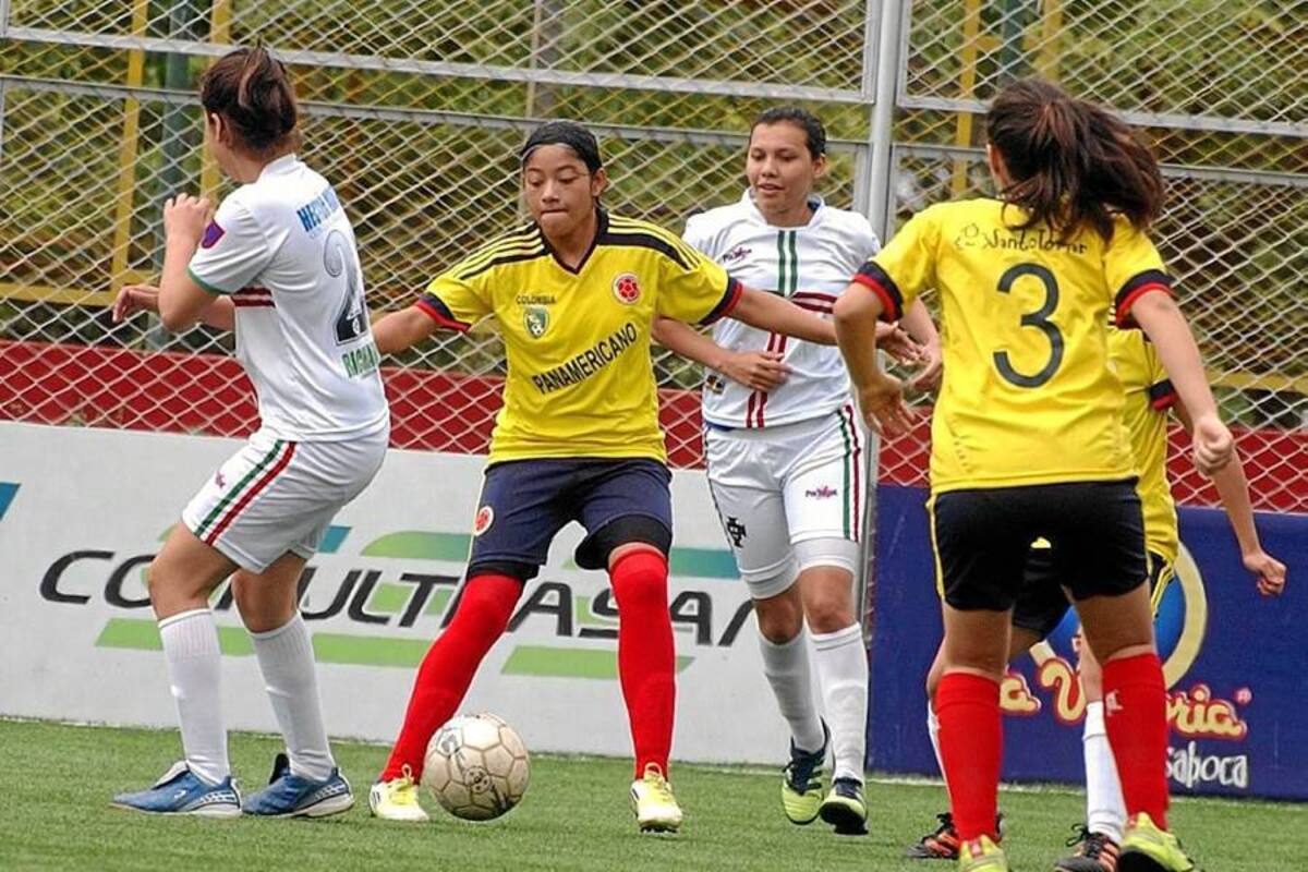 Botín de Oro-Colegio Panamericano (amarillo) doblegó 2-1 a Financiera Comultrasan-Escuela Botín de Oro y aseguró su clasificación a las semifinales del IV Torneo Femenino de la Cancha Marte. (Foto: Jaime Del Río / VANGUARDIA LIBERAL)