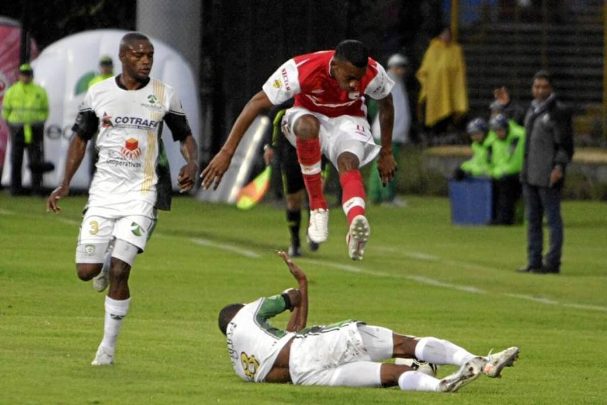 Independiente Santa Fe, que siempre estuvo abajo en el marcador, logró empatar 2-2 en casa de La Equidad y continuó como líder del cuadrangular B. (Foto: Colprensa / VANGUARDIA LIBERAL)