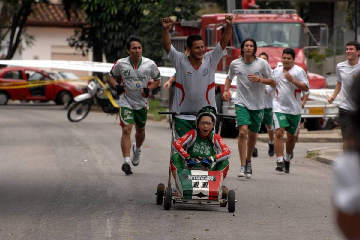 El equipo de las Unidades Tecnológicas de Santander ganó la carrera de los carros de tracción humana que se disputó en el marco de Santander X-Tremo 2010. Los ‘universitarios’ derrotaron a Lebrija y a Talleres El Bravo, segundo y tercero respectivamente. (Foto: Jaime del Río / VANGUARDIA LIBERAL)