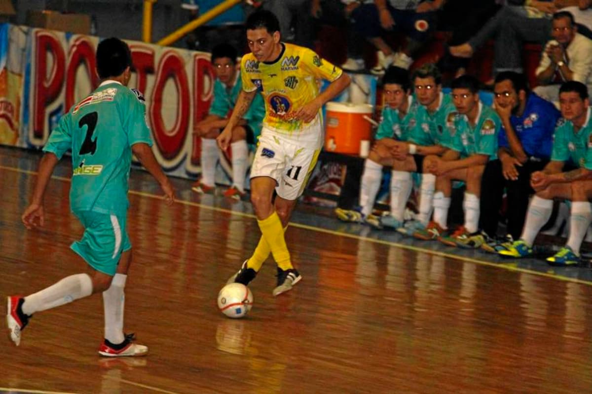 Jorge Cuervo ratificó que es uno de los mejores jugadores de microfútbol del país y con tres goles fue vital en el triunfo, 7-2, de Bucaramanga FSC sobre Saeta Bogotá. (Foto: Archivo / VANGUARDIA LIBERAL)