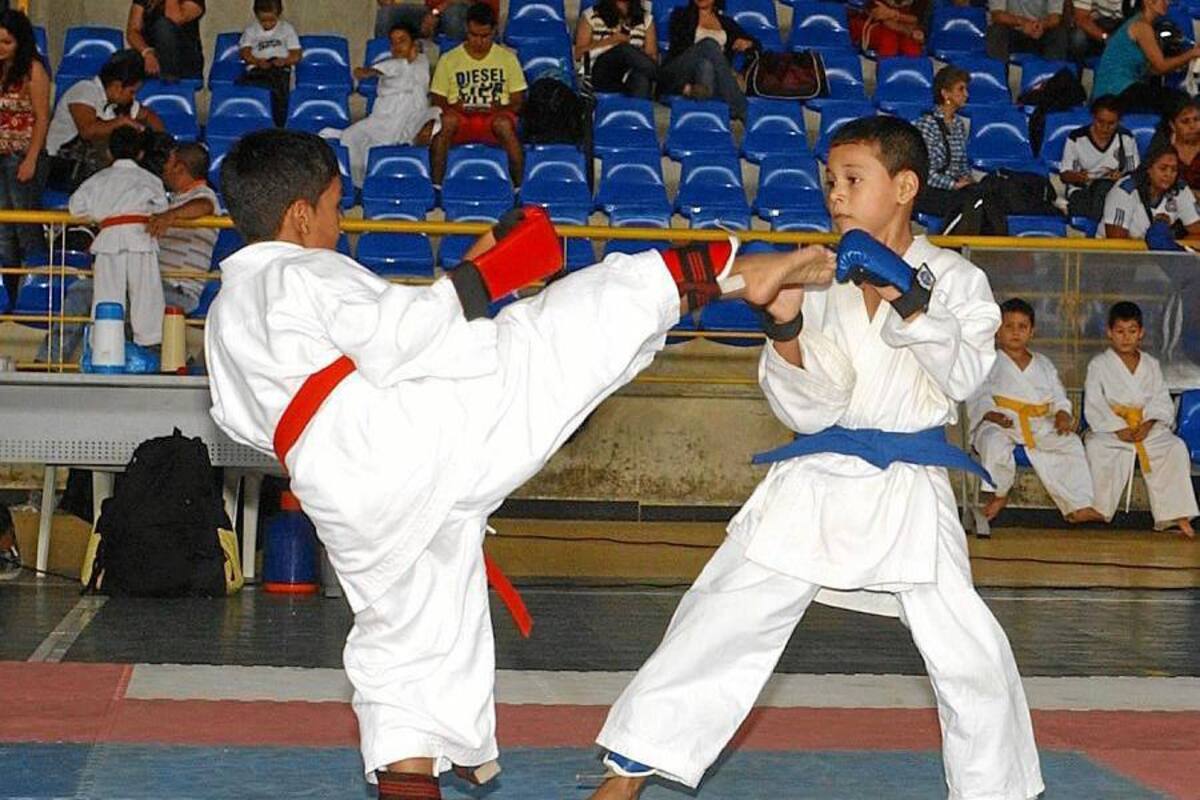 Desde los más pequeños, hasta los más grandes se dieron cita ayer en el Coliseo Bicentenario ‘Alejandro Galvis Ramírez’ para darle cumplimiento al I Campeonato Departamental de Karate, el cual organizó la Liga Santandereana de esta disciplina. (Foto: Jaime del Río / VANGUARDIA LIBERAL)