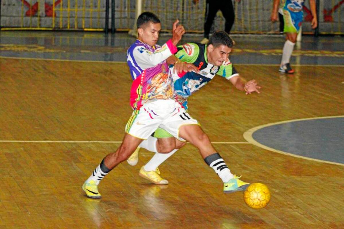 Partido intenso y arduamente disputado, así fue la final del Torneo Metropolitano de Fútbol de Salón, que protagonizaron los quintetos de Combo de Wilson y Eurodeportes, que se saldó con triunfo 3 – 2 a favor del primero. (Foto: Nelson Díaz / VANGUARDIA LIBERAL)