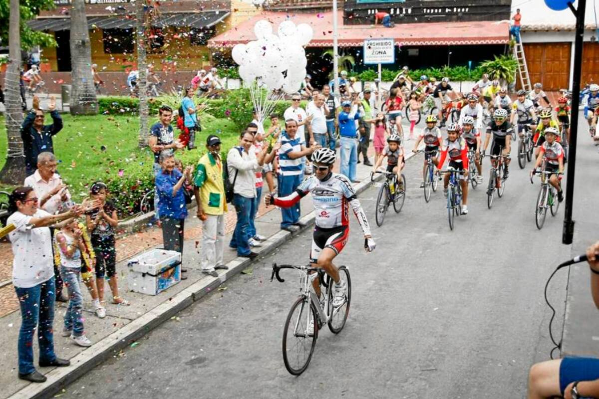 Con los brazos en alto y escoltado por cerca de un centenar de ciclistas de todas las categorías, Hernán Buenahora se retiró ayer, luego de un circuito en las inmediaciones del Parque de las Palmas, en donde se le rindió un homenaje por su dilatada carrera como ciclista. (Foto: César Flórez / VANGUARDIA LIBERAL)