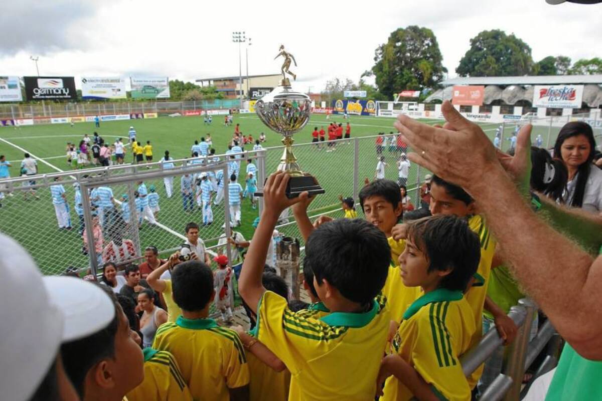 Ayer se realizó la ceremonia de premiación de los torneos municipales organizados por la Liga Santandereana de Fútbol. El acto, que colmó las graderías de la cancha Marte, permitió ver el desfile de todos los campeones, que uno a uno subieron a las graderías a recibir sus galardones. (Foto: Cortesía Jairo Guzmán / VANGUARDIA LIBERAL)