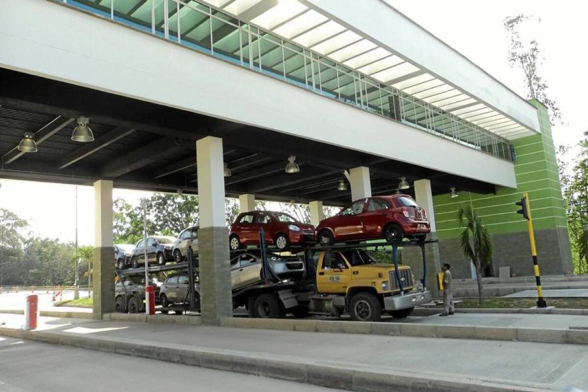 Este es el primer lote de vehículos que entra a Zona Franca Santander. El ingreso fue supervisado por la Dian. (Foto: Suministrada/VANGUARDIA LIBERAL)
