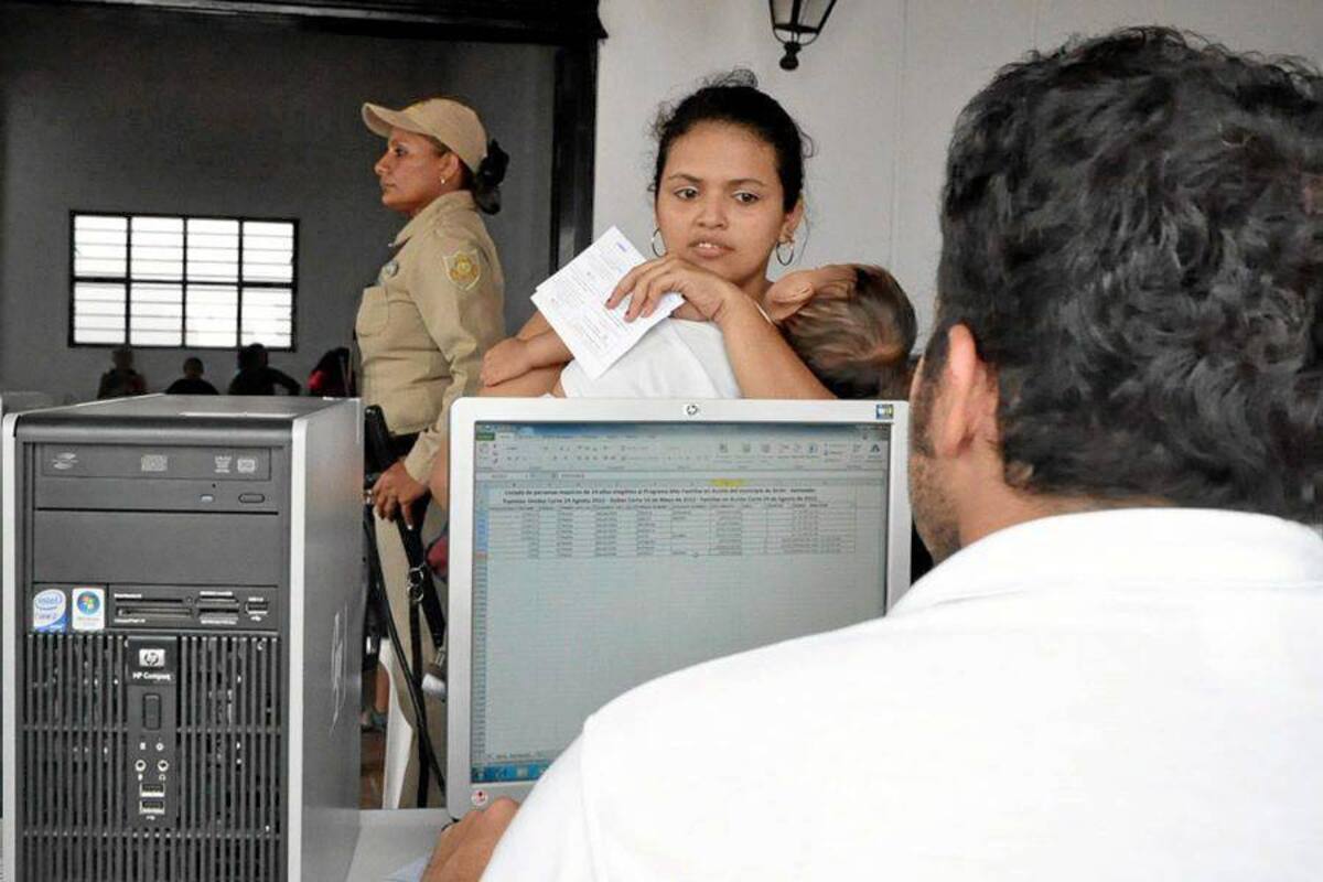 Para agilizar la atención y verificar si las personas cumplen con todos los requisitos para ser beneficiarios del programa Familias en Acción, la Alcaldía de Girón instaló un punto de información en la biblioteca virtual Isaías Duarte. (Foto: Suministrada/VANGUARDIA LIBERAL)