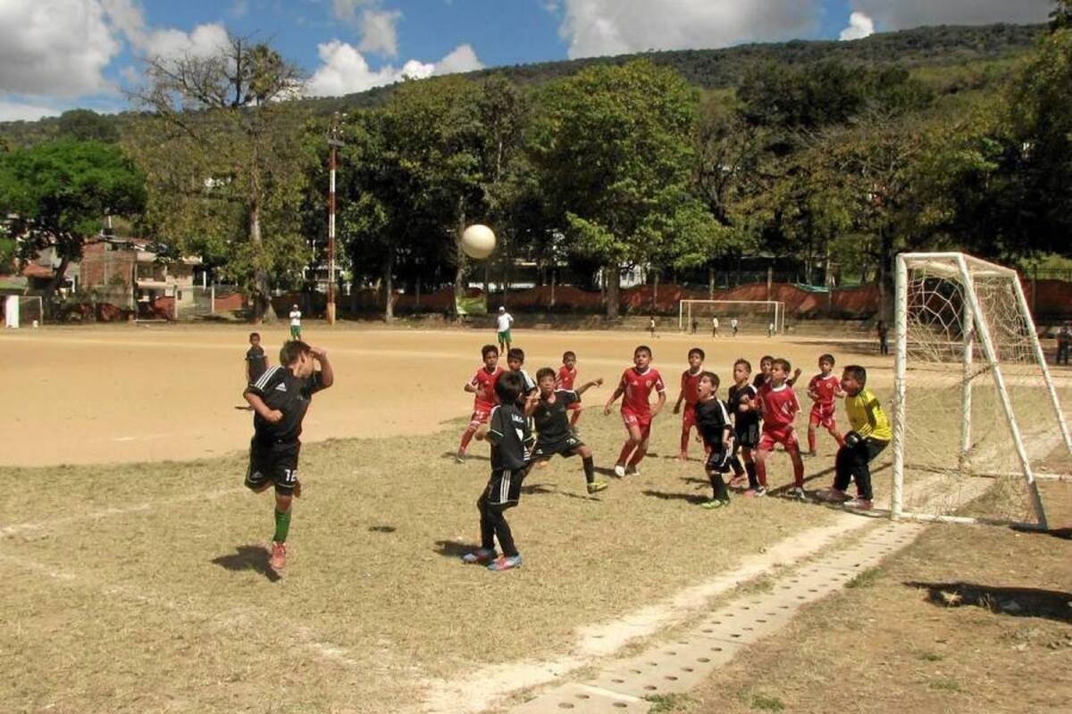 Los equipos Esfordag de San Gil (de negro) y Semilla Comunera del Socorro (de rojo), disputando la final de la categoría Sub. 8 (Foto: Wolfgang Arias P. / VANGUARDIA LIBERAL)