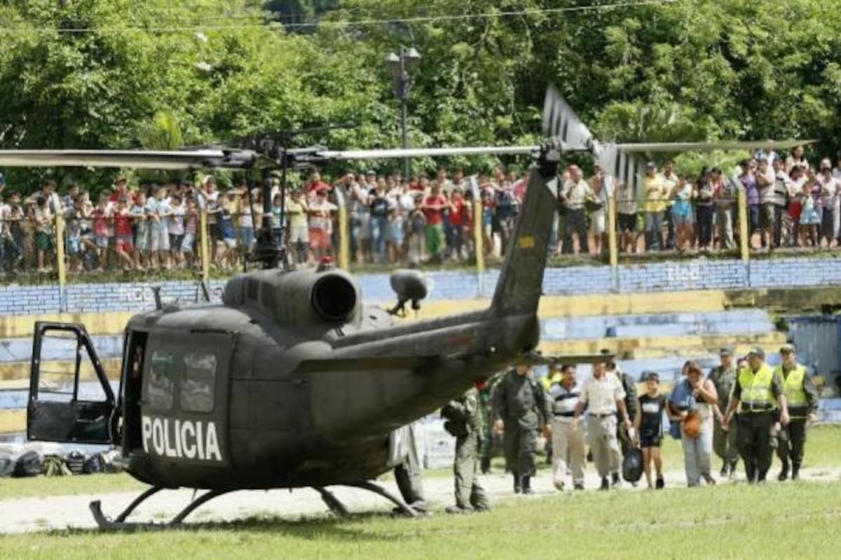 Cerca de 400 personas intentan salir del municipio de El Playón, al cual sólo es posible llegar en helicóptero. Durante las últimas 48 horas la Policía ha sacado de la zona a 55 personas, entre niños, mujeres embarazadas, enfermos y adultos mayores. (Foto: Fotografías: César Flórez/VANGUARDIA LIBERAL)