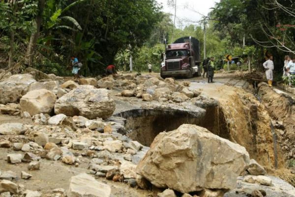 Cerca de 55 derrumbes hay en los 25 kilómetros de carretera que hay entre Rionegro y El Playón los cuales están completamente tapado por lodo y piedras.