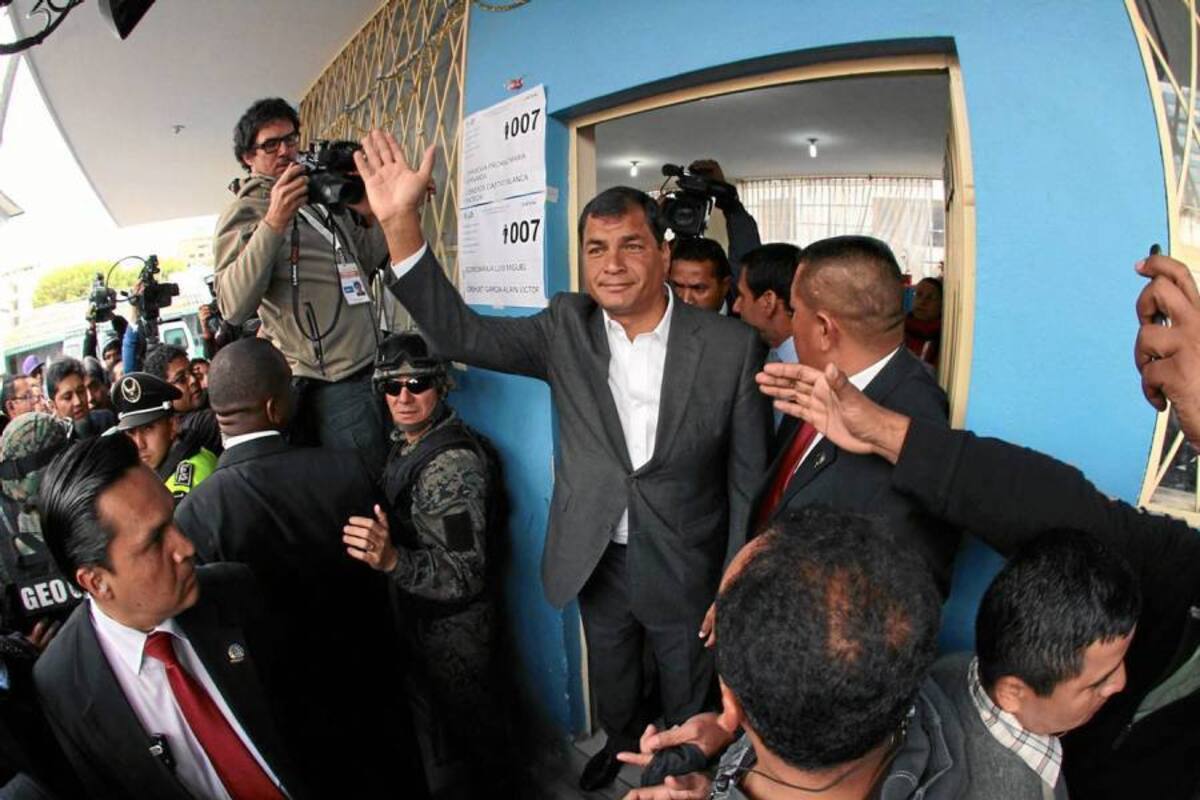El presidente de Ecuador, Rafael Correa, proclamó su victoria para un segundo mandato de cuatro años con un discurso ante miles de simpatizantes desde el balcón del palacio presidencial de Carondolet, en el centro colonial de Quito. (Foto: AFP/VANGUARDIA LIBERAL)