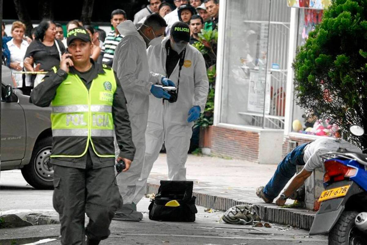 Agentes de la Unidad Móvil de Criminalística de la Sijín realizaron la diligencia de levantamiento del cadáver. (Foto: Marco Valencia/VANGUARDIA LIBERAL)