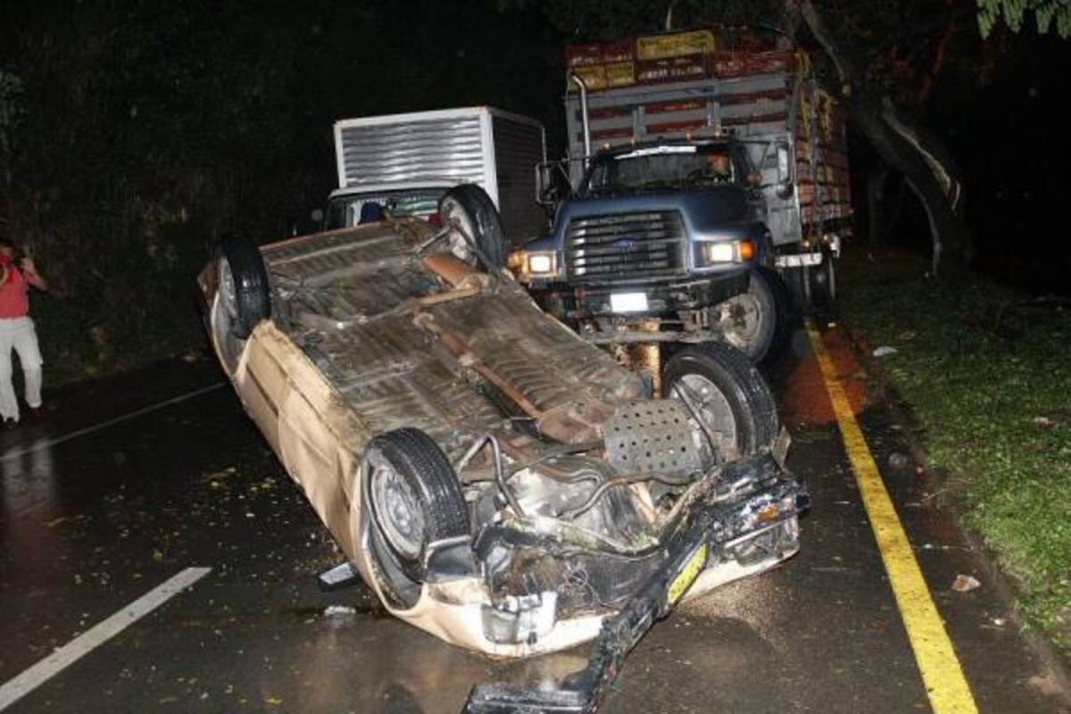 El grave accidente de tránsito se registró el jueves a las 8:30 de la noche en el anillo vial, 200 metros adelante de los talleres de Metrolínea, en sentido Floridablanca-Girón.(Foto: Mauricio Betancourt/VANGUARDIA LIBERAL)