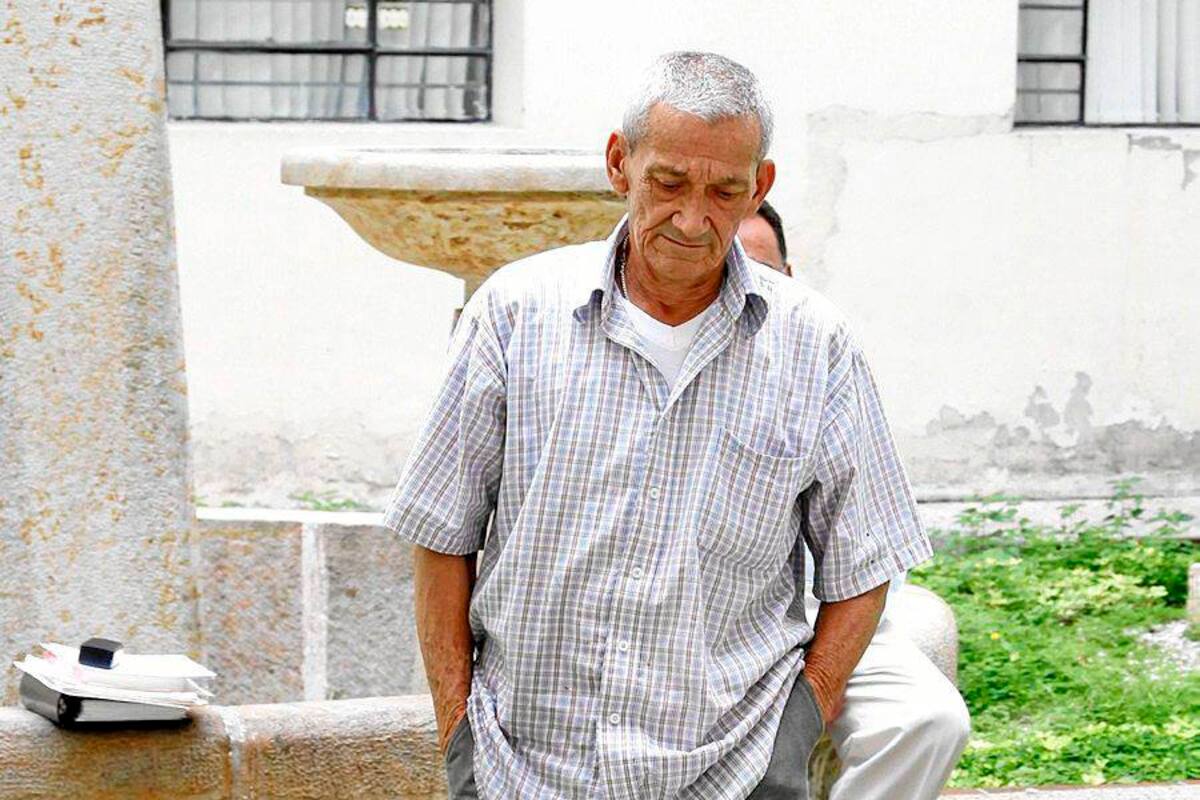 A pesar de que la defensa presentó documentos que certificaban el presunto cuadro siquiátrico del acusado, la juez de control de garantías decidió dictar medida de aseguramiento en contra de Gilberto Motta Ballesteros (72 años), por su presunta responsabilidad en el homicidio de Mauricio Acevedo Reina. (Foto: / VANGUARDIA LIBERAL)