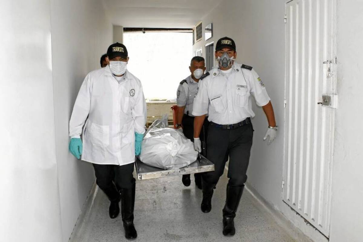 El cuerpo de Jorge Alberto Pedraza fue llevado ayer al Instituto de Medicina Legal por unidades de la Dirección de Tránsito de Bucaramanga, quienes hicieron el levantamiento del cadáver. (Foto: Archivo / VANGUARDIA LIBERAL)