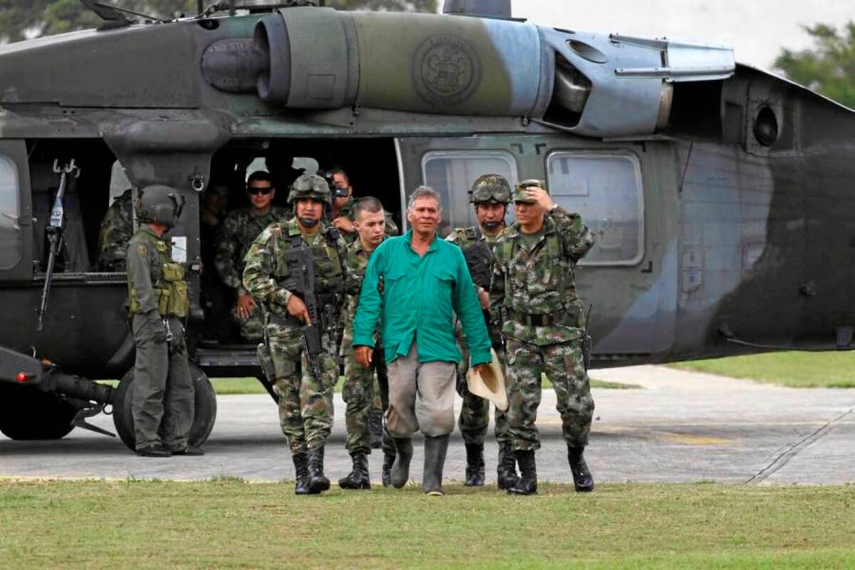 En un helicóptero Black Hawk del Ejército, llegó el ganadero de 65 años, tras permanecer secuestrado durante 24 horas. (Foto: Nelson Díaz / VANGUARDIA LIBERAL)