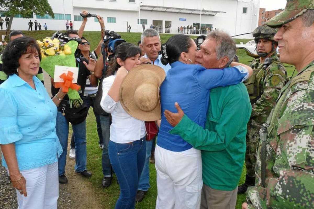 Hugo Portillo se reencontró ayer con sus familiares quienes le dieron una calurosa y emotiva bienvenida luego de las horas de incertidumbre que vivieron con el secuestro. (Foto: Nelson Díaz / VANGUARDIA LIBERAL)