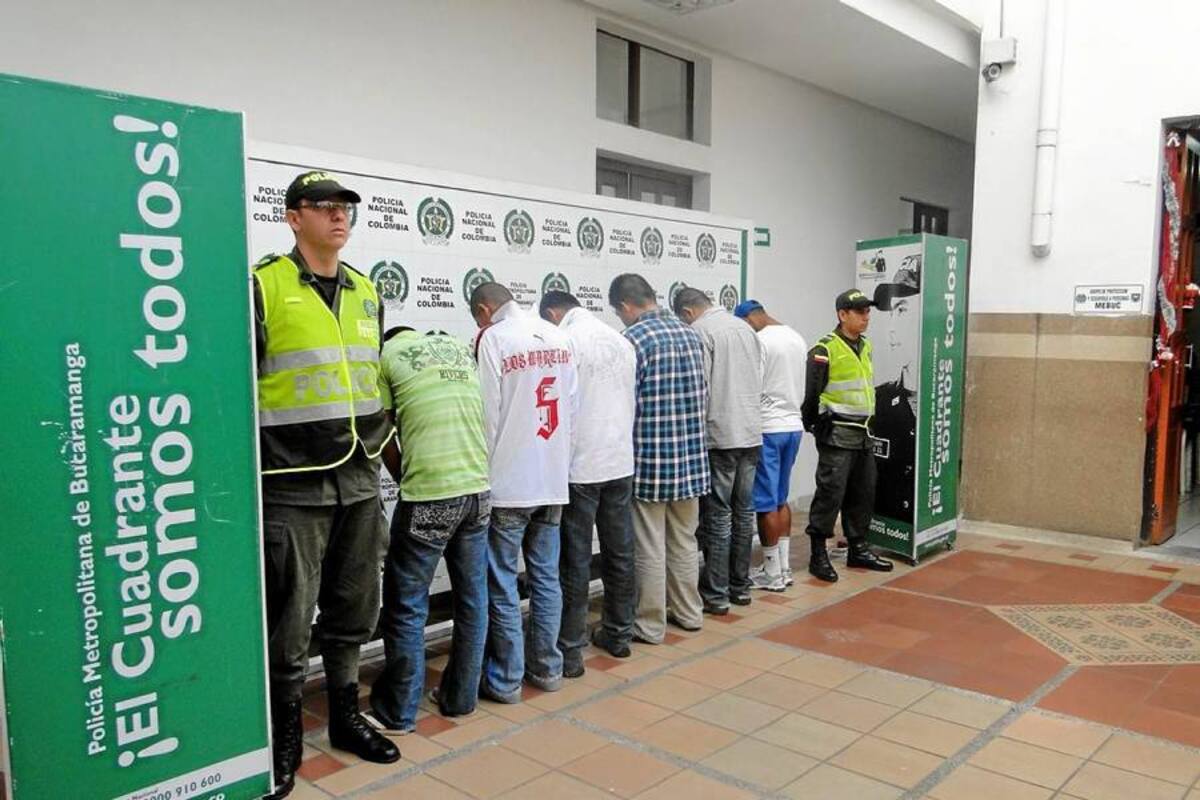 Según la Policía Metropolitana de Bucaramanga, estos seis capturados pertenecían al parecer a una banda criminal de vigilantes informales que delinquía en toda el área metropolitana. (Foto: Suministrada / VANGUARDIA LIBERAL)