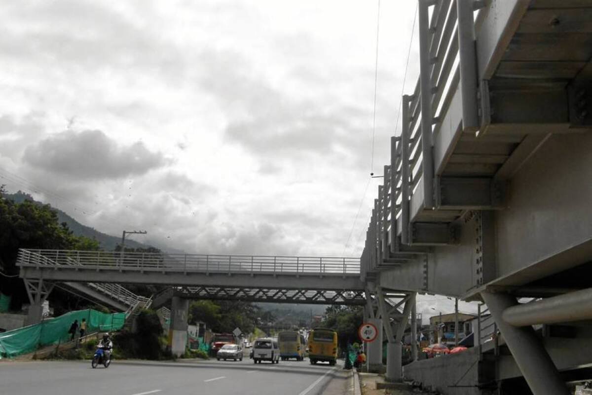 Durante la semana trabajadores terminaban la instalación del puente de Metrolínea, el cual reemplazará el antiguo de La Normal. (Foto: Sully Catherine Santos H./VANGUARDIA LIBERAL )