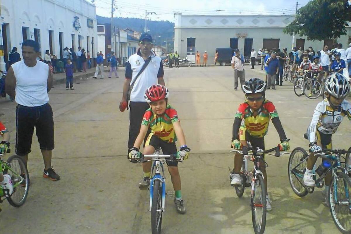 El niño Daniel Esparza Jaimes, (izquierda) de tan solo ocho años, el considerado el mejor del Departamento en la categoría Pitufos, tras ser condecorado por la Liga Santandereana de Ciclismo en esta modalidad. (Foto: Suministrada/VANGUARDIA LIBERAL)