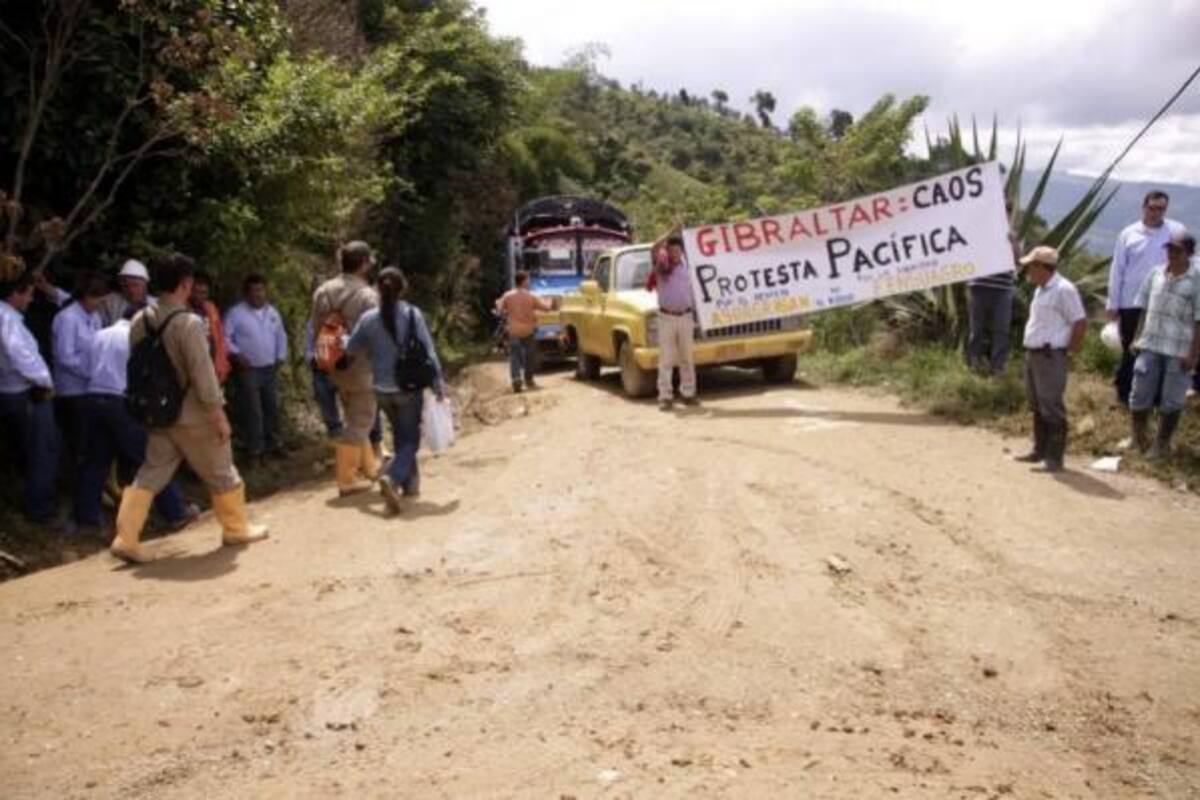 Una comisión conjunta de ingenieros y operarios analizan el impacto ambiental que ha generado la ola invernal y las operaciones del gaseoducto Gibraltar en la zona alta y media del río de Oro, principal fuente de abastecimiento de agua potable para Piedecuesta.