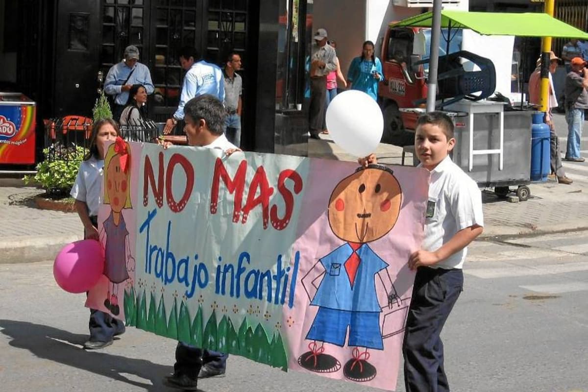 Los niños de Barbosa en un acto simbólico protestan contra el trabajo infantil, las autoridades de este municipio se comprometieron con los menores a redoblar esfuerzos para evitar que más niños caigan en este flagelo en Barbosa. (Foto: Paola Ardila Pinto/VANGUARDIA LIBERAL)