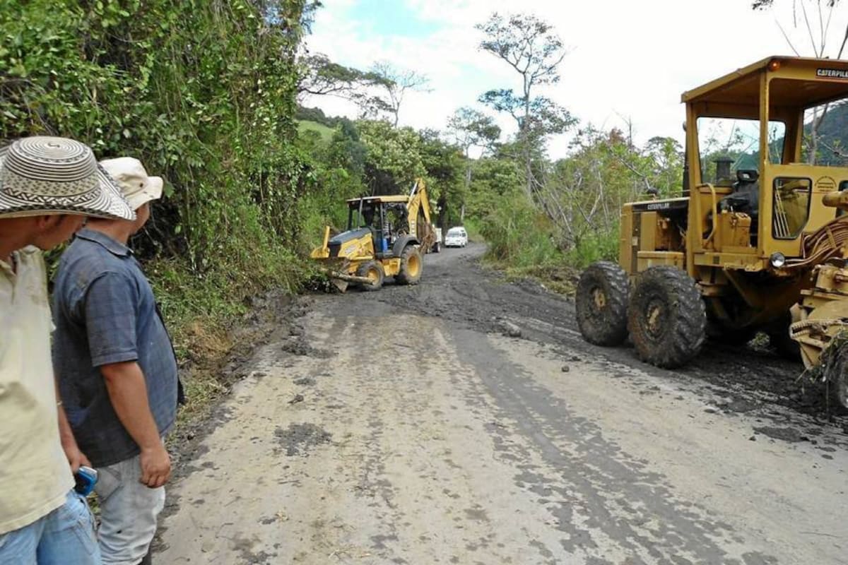De concretarse el apoyo del Gobierno Nacional, la vía San Gil – Charalá – Duitama sería una realidad y en ella también se invertirían recursos del departamento por unos 60 mil millones de pesos. (Foto: Nancy Acuña R. /VANGUARDIA LIBERAL)