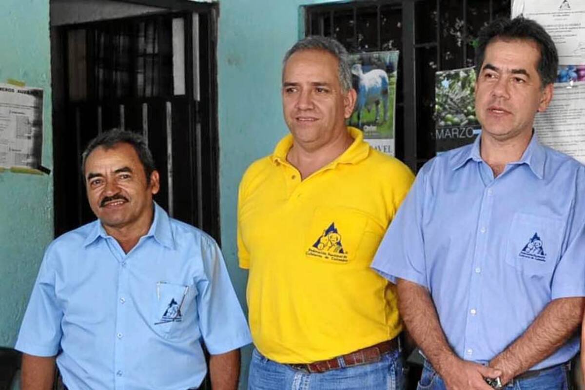 En la gráfica, de derecha a izquierda, un miembro del comité municipal de cafeteros de Barbosa; Luis Roberto Pérez Otero, director Seccional Barbosa; y Néstor Serrano, director Ejecutivo del Comité Departamental de Cafeteros. (Foto: Luis Fernando Martínez Vargas/VANGUARDIA LIBERAL)