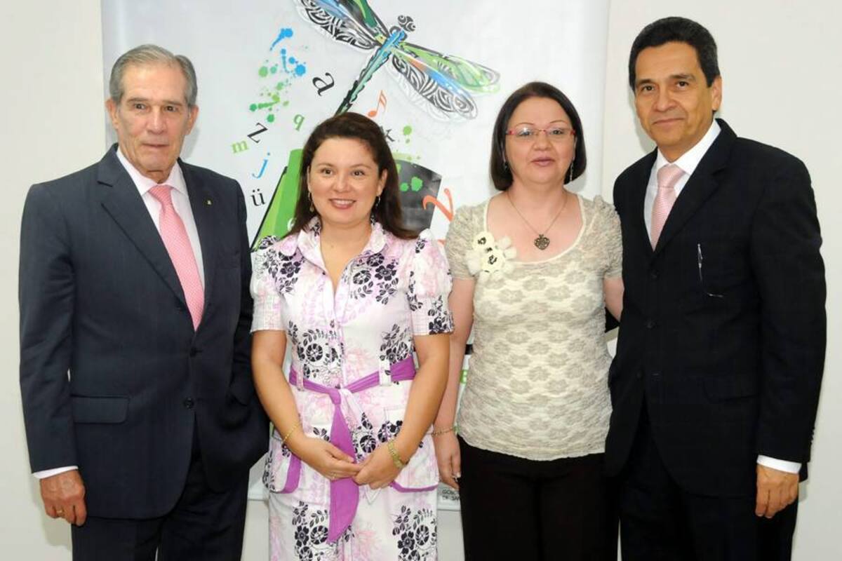 Alberto Montoya Puyana, rector de la UNAB; Karen Patricia Vásquez López, directora de Ulibro 2011; Janeth Lizarazo Ortega, directora del Programa de Literatura; y Gilberto Ramírez Valbuena, vicerrector Administrativo y Financiero. (Foto: Suministrada/VANGUARDIA LIBERAL)