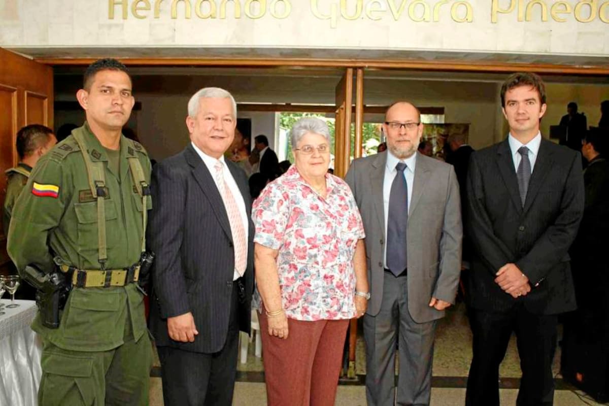 Intendente Alexander Aguilar Marín, jefe del Grupo de Protección Ambiental Ecológica de la Mebuc; Enrique Miranda Cruz, personero de Floridablanca; Graciela Chalela Álvarez, directora Unab Ambiental; Guillermo Hernández Vanegas, gerente de la planta de Bucaramanga de Cemex Colombia y Juan Camilo Beltrán Domínguez, presidente ejecutivo de la Cámara de Comercio de Bucaramanga. (Foto: Nelson Díaz/VANGUARDIA LIBERAL )