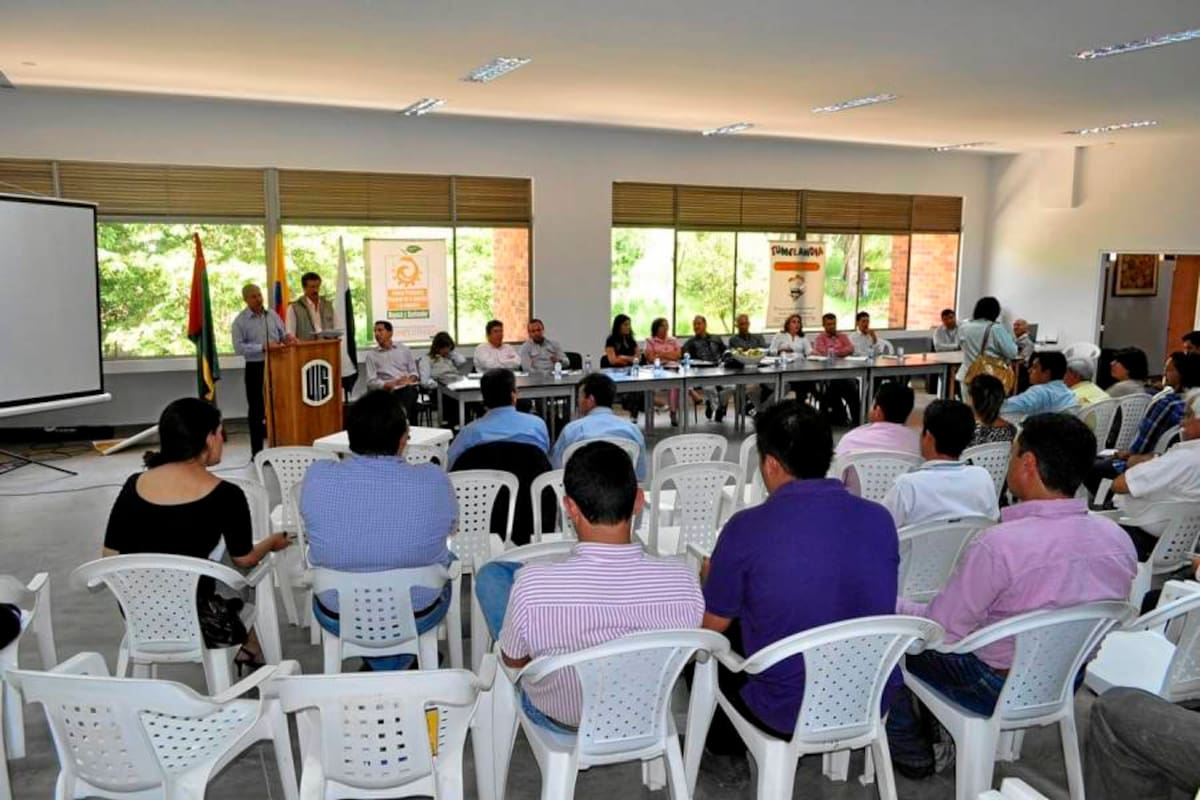 Aspecto de la reunión desarrollada en la UIS, sede Barbosa, sobre la formulación del Plan de Acción de la Cadena Productiva de la Guayaba y su Industria. (Foto: Luis Fernando Martínez V. /VANGUARDIA LIBERAL)