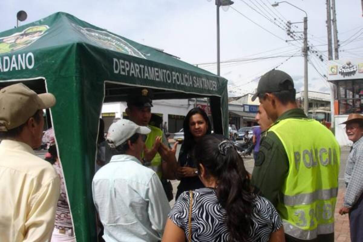 Personal adscrito a la Comisaría de Familia y de Policía de Infancia y Adolescencia de Barbosa entregaron volantes alusivos a la erradicación del trabajo infantil, el jueves 16 de junio, frente al Palacio municipal.(Foto: Nancy Acuña R. /VANGUARDIA LIBERAL)