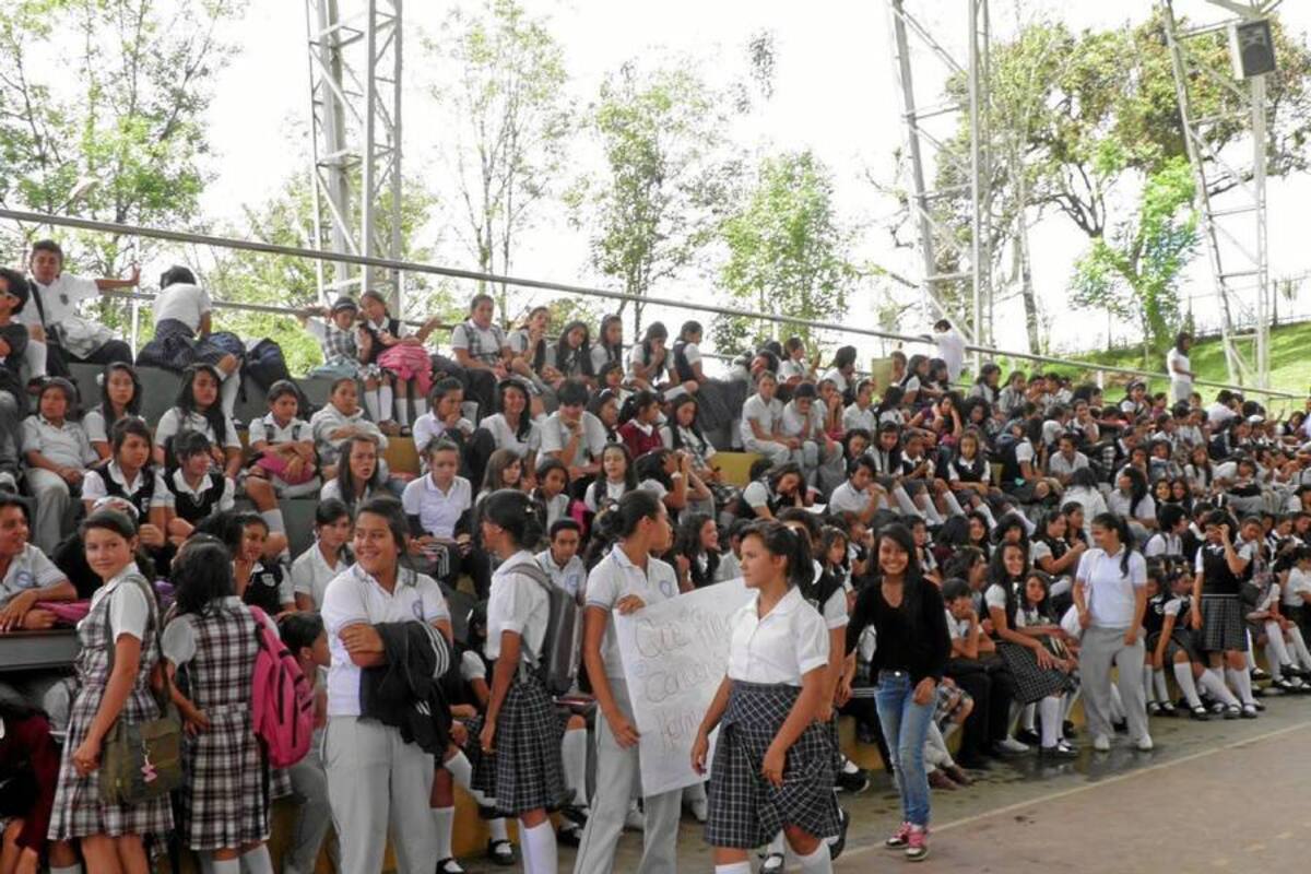 Cerca de mil estudiantes de la Escuela Normal Superior “Antonia Santos” de Puente Nacional con pancartas en mano, se negaron a ingresar a clases, mientras se define la suerte de las religiosas que durante 50 años han dirigido esta Institución educativa. (Foto: Suministrada/VANGUARDIA LIBERAL)