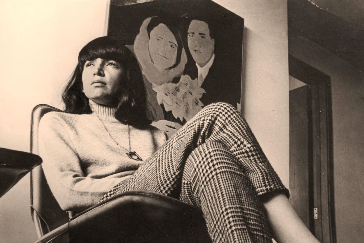 La maestra Beatriz González en 1965, en una foto para El Tiempo junto a su obra Los Suicidas del Sisga. Foto: Cortesía de la artista / VANGUARDIA