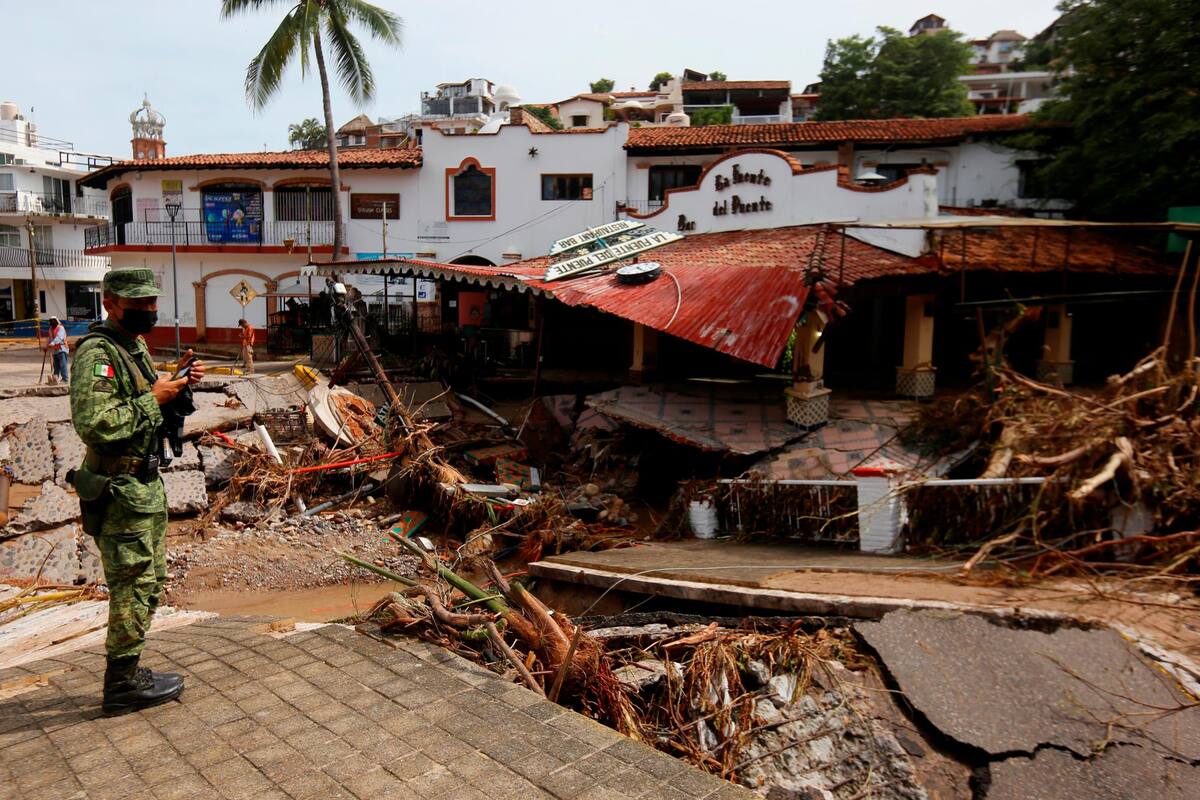 El Ejército mexicano recorre las zonas afectadas por el paso del huracán Nora, en las costas de Puerto Vallarta, estado de Jalisco (México), el pasado 30 de agosto. EFE / VANGUARDIA