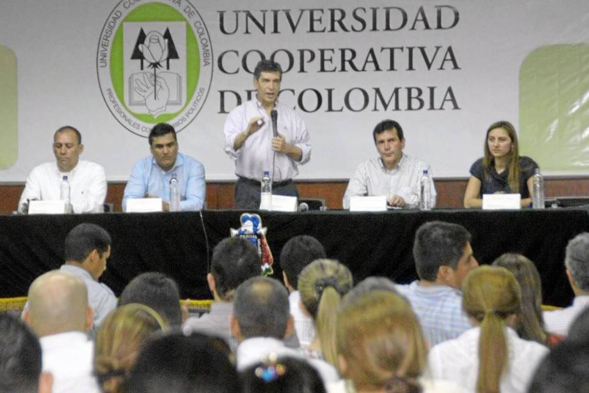 En medio del foro “Empleabilidad y presentación de la Ley 1562 de 2012”, que se celebró el viernes, el ministro de Trabajo, Rafael Pardo Rueda, estableció un acuerdo con el Alcalde de Barrancabermeja para aplicar el Sistema de Gestión Laboral local al Servicio Público de Empleo nacional. (Foto: Edgar Pernett/VANGUARDIA LIBERAL)