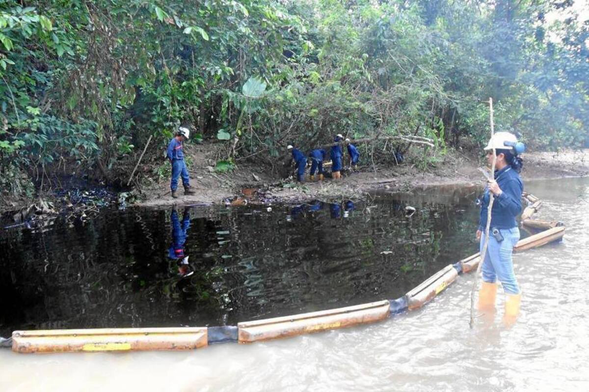 Fueron 5.040 galones los que cayeron sobre la corriente del afluente que desemboca en la quebrada Zarzal, la cual a su vez vierte sus aguas a la ciénaga San Silvestre, despensa líquida del acueducto de Barrancabermeja. (Foto: Suministrada/VANGUARDIA LIBERAL)